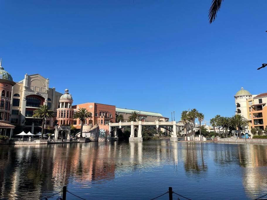 Apartment Scenic Views & 24hrs Security Near Canal Walk Cape Town
